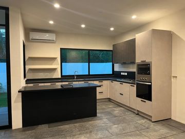 Casa 4 recámaras en privada con amenidades en Zona Country