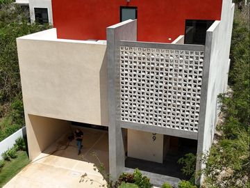 Casa 4 recámaras en privada con amenidades en Zona Country