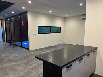 Casa 4 recámaras en privada con amenidades en Zona Country