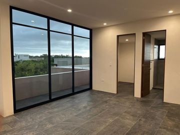 Casa 4 recámaras en privada con amenidades en Zona Country