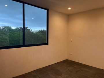 Casa 4 recámaras en privada con amenidades en Zona Country
