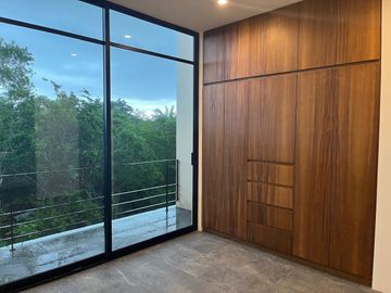 Casa 4 recámaras en privada con amenidades en Zona Country