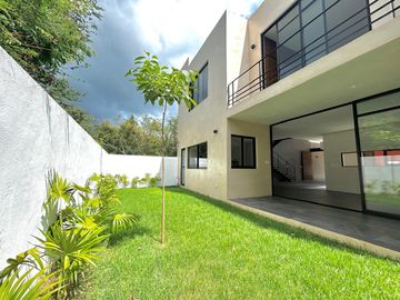 Casa 4 recámaras en privada con amenidades en Zona Country