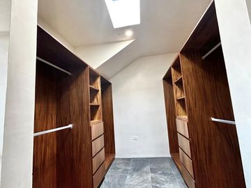 Casa 4 recámaras en privada con amenidades en Zona Country