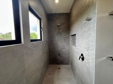 Casa 4 recámaras en privada con amenidades en Zona Country
