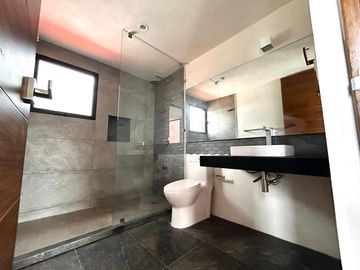 Casa 4 recámaras en privada con amenidades en Zona Country