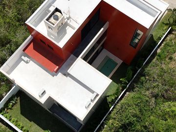 Casa 4 recámaras en privada con amenidades en Zona Country