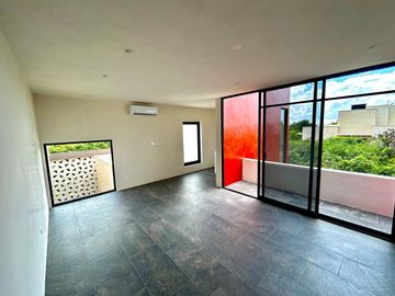 Casa 4 recámaras en privada con amenidades en Zona Country