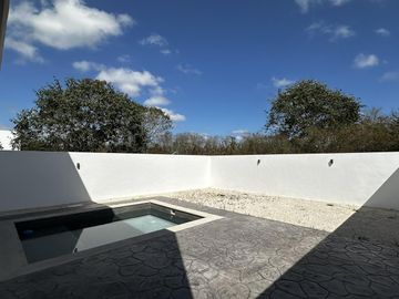Casa de 3 recámaras dentro de privada en Conkal