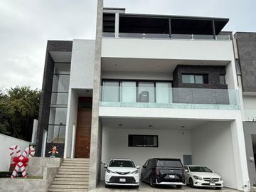 CASA EN VENTA CARRETERA NACIONAL CAROLCO