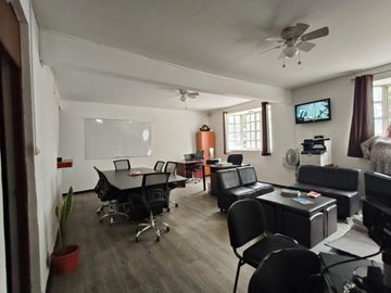 Edificio con 3 Departamentos.6 locales comerciales en  Blvd Ojo de Agua