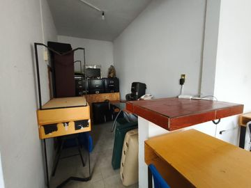Edificio con 3 Departamentos.6 locales comerciales en  Blvd Ojo de Agua