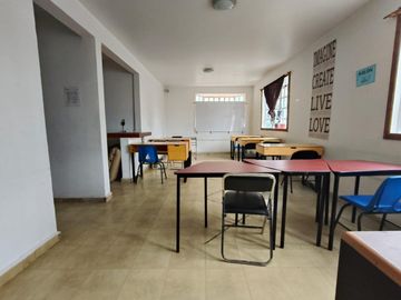 Edificio con 3 Departamentos.6 locales comerciales en  Blvd Ojo de Agua