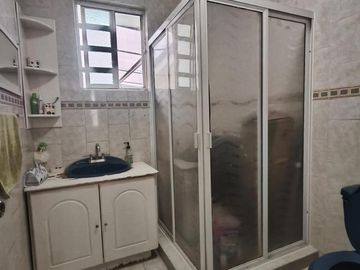 Edificio con 3 Departamentos.6 locales comerciales en  Blvd Ojo de Agua