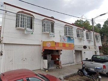 Edificio con 3 Departamentos.6 locales comerciales en  Blvd Ojo de Agua