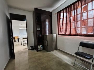 Edificio con 3 Departamentos.6 locales comerciales en  Blvd Ojo de Agua