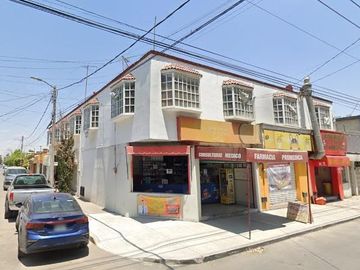 Edificio con 3 Departamentos.6 locales comerciales en  Blvd Ojo de Agua