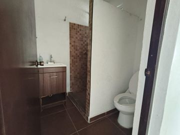 Edificio con 3 Departamentos.6 locales comerciales en  Blvd Ojo de Agua