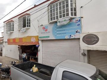 Edificio con 3 Departamentos.6 locales comerciales en  Blvd Ojo de Agua