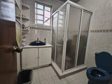 Edificio con 3 Departamentos.6 locales comerciales en  Blvd Ojo de Agua
