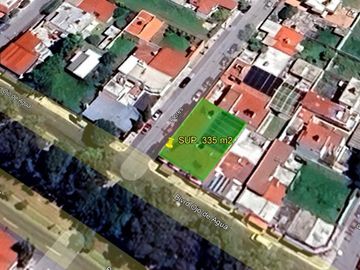Edificio con 3 Departamentos.6 locales comerciales en  Blvd Ojo de Agua