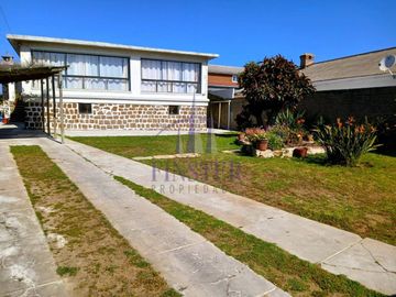 Finster Vende Amplia Casa Sólida Con Estupenda Ubicación En