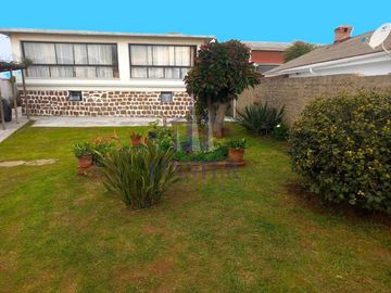 Finster Vende Amplia Casa Sólida Con Estupenda Ubicación En