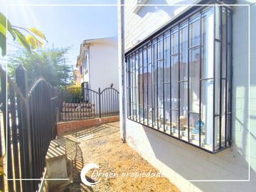 Acogedora Casa Familiar En Altos De Zañartu - El Quisco
