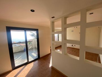 Casa Remodelada/ Vista Despejada - Cordillera Norte