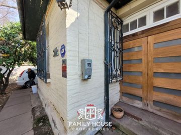 Casa Con Potencial De Remodelación En Providencia, Calle Car