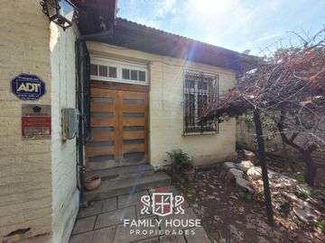 Casa Con Potencial De Remodelación En Providencia, Calle Car