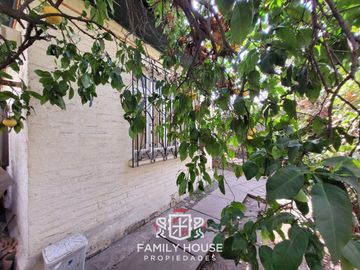 Casa Con Potencial De Remodelación En Providencia, Calle Car