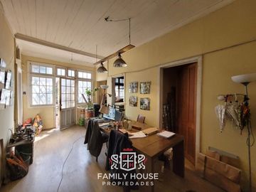 Casa Con Potencial De Remodelación En Providencia, Calle Car