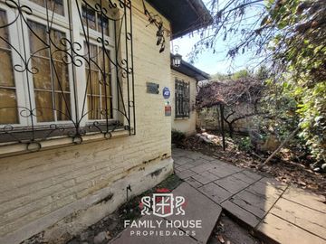 Casa Con Potencial De Remodelación En Providencia, Calle Car
