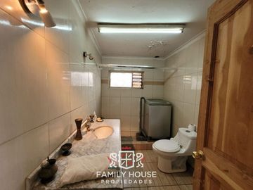 Casa Con Potencial De Remodelación En Providencia, Calle Car