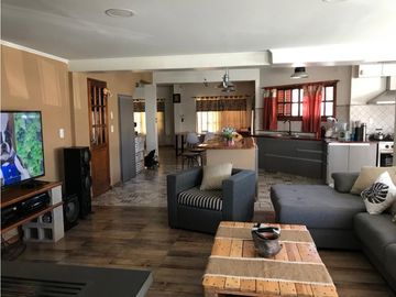 Casa 6 Ambientes, Grandes Comodidades-Oportunidad!! Retasada
