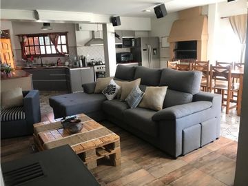 Casa 6 Ambientes, Grandes Comodidades-Oportunidad!! Retasada