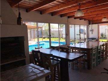 Casa 6 Ambientes, Grandes Comodidades-Oportunidad!! Retasada