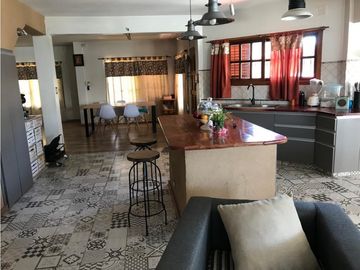 Casa 6 Ambientes, Grandes Comodidades-Oportunidad!! Retasada