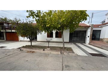 VENDE CASA EN LA SEXTA SECCION MENDOZA - apta crédito