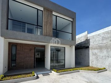CASA DE VENTA EN TUMBACO