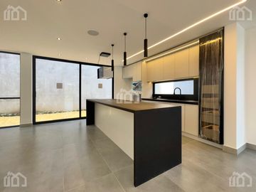 CASA DE VENTA EN TUMBACO