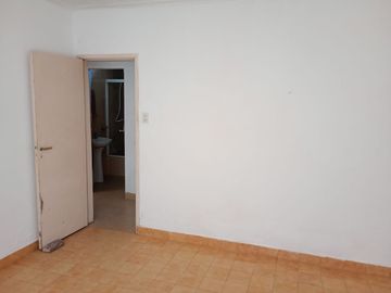 SE VENDE CASA con DEPARTAMENTO sobre EMILIO de la CALLE 300