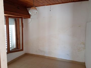 SE VENDE CASA con DEPARTAMENTO sobre EMILIO de la CALLE 300