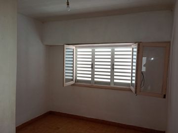 SE VENDE CASA con DEPARTAMENTO sobre EMILIO de la CALLE 300