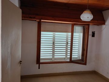 SE VENDE CASA con DEPARTAMENTO sobre EMILIO de la CALLE 300