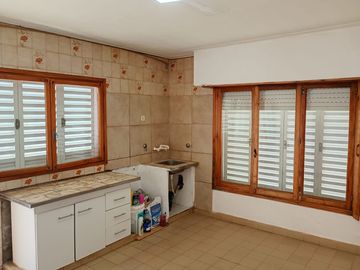 SE VENDE CASA con DEPARTAMENTO sobre EMILIO de la CALLE 300