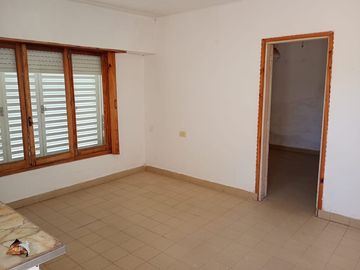 SE VENDE CASA con DEPARTAMENTO sobre EMILIO de la CALLE 300