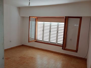 SE VENDE CASA con DEPARTAMENTO sobre EMILIO de la CALLE 300