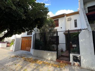 Casa 5 ambientes con garage, fondo y piscina. Excelente